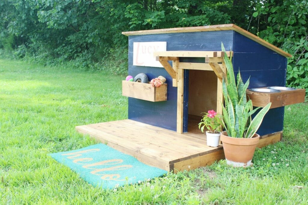 DOGHOUSE WITH DECK
