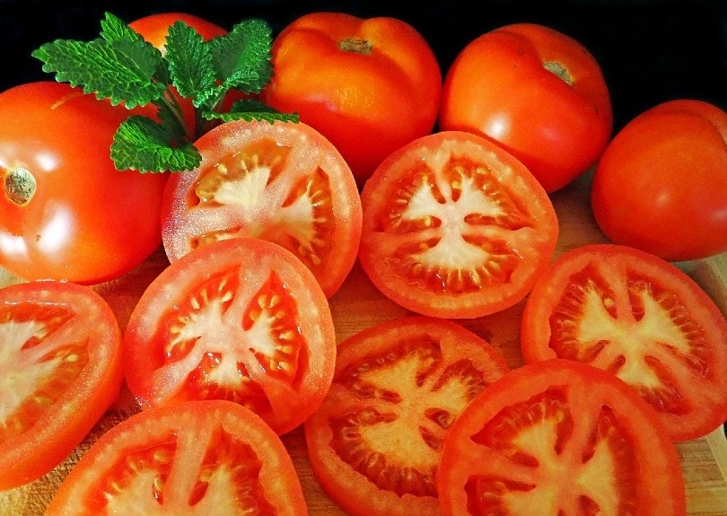 sliced tomatoes
