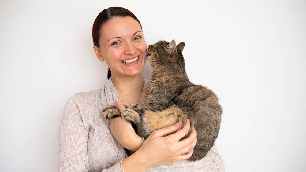 Why Does My Cat Lick My Face? 6 Possible Vet-Reviewed Reasons