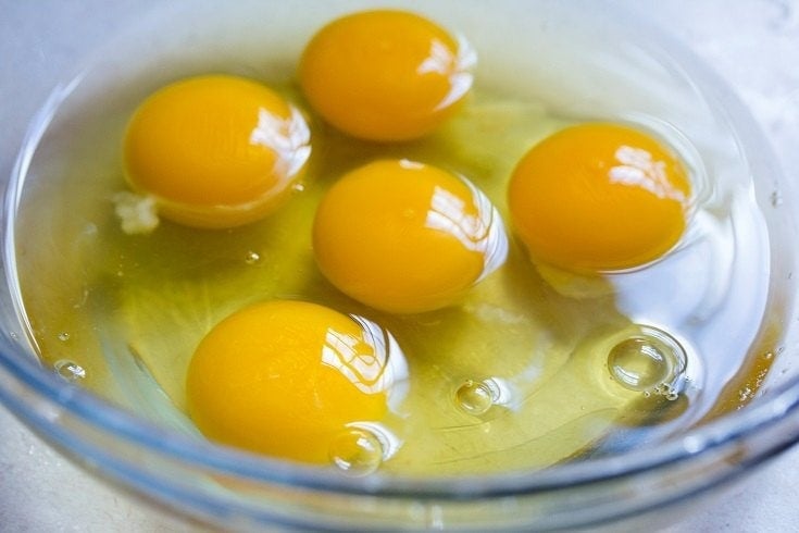 Can Cats Eat Raw Eggs? Vet Reviewed Facts & FAQ