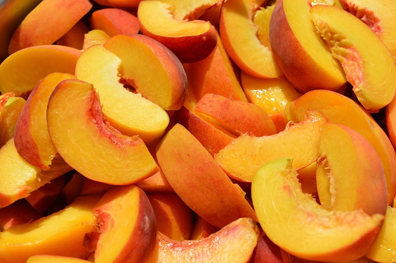 sliced peaches