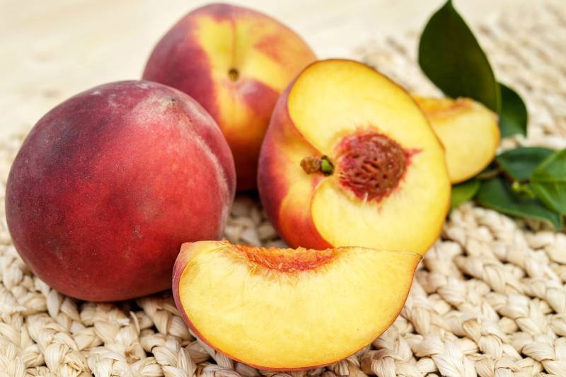 sliced peaches