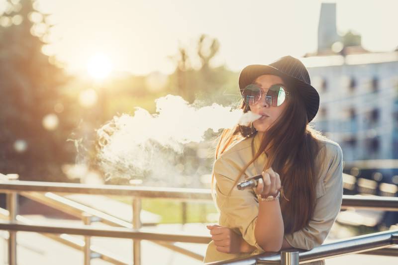 Is Vaping Around Dogs Bad? Vet-Verified Facts & Safety Advice